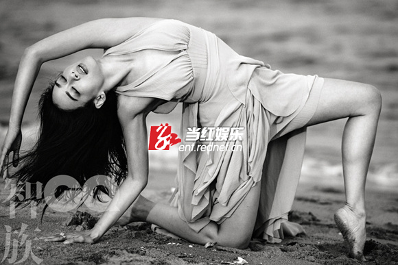 钟丽缇海滩黑白写真