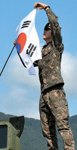 韩国军队为迎接爱国节日撤换中国产国旗（图）