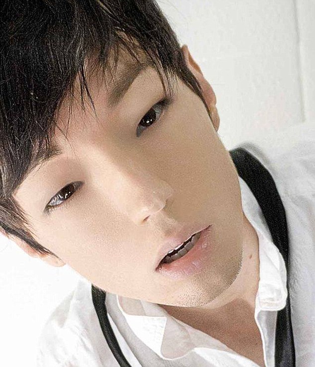 25岁的巴西男子Xiahn原本拥有白皙的皮肤和金发碧眼,因为痴迷韩国K-POP和韩剧,10次整容手术后成功变身“亚洲人”。(《每日邮报》网站图片)