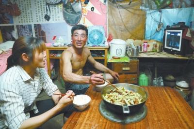 洛阳每天产出生活垃圾1300吨 拾荒人的生活(组图)