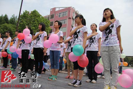 图为6月4日,湖南道县一中对学生进行考前心理调适,学生高声喊出自信