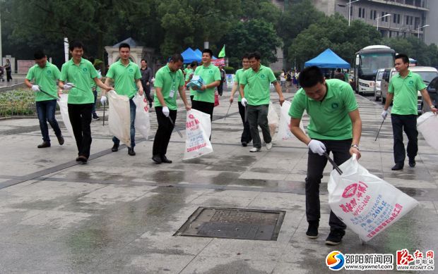环保协会志愿者在街头捡拾垃圾