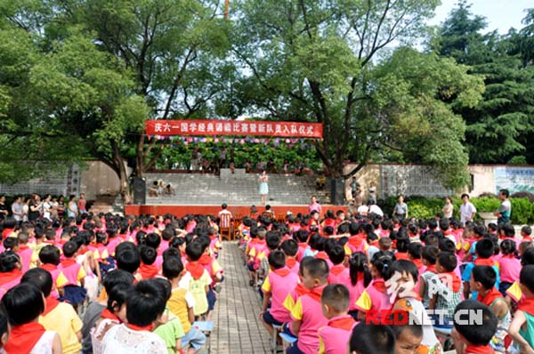 今年来,道县五中把《弟子规》作为小学一年级的选学内容,每个星期安排一节课,每个班由两名教师轮流讲授,不设进度表,不作考核要求,以讲故事讲身边事的形式,寓教于乐,视学生的接受情况讲授。图为5月30日,道县五中小学一年级7个班400余名学生在学校操场朗诵《弟子规》。(红网通讯员 何文才 蒋晓国 摄影报道)