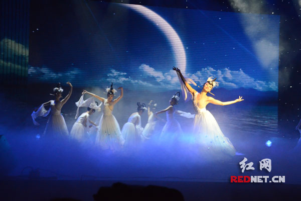 古典舞——女子群舞《湘江浴月》。