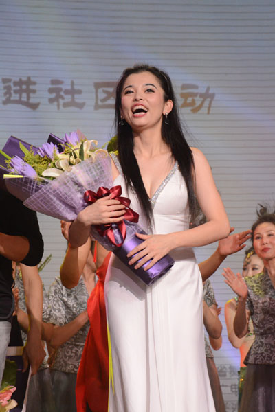 晚会谢幕时，中南大学音乐舞蹈系舞蹈专业讲师郭贝贝接受观众们送来的鲜花与掌声。