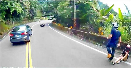 摔车后男友先顾摩托车网友劝女孩分手（图）