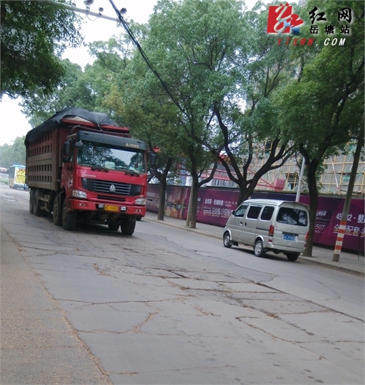 下摄司路近500米路面有“地雷” 附近居民称“伤不起”