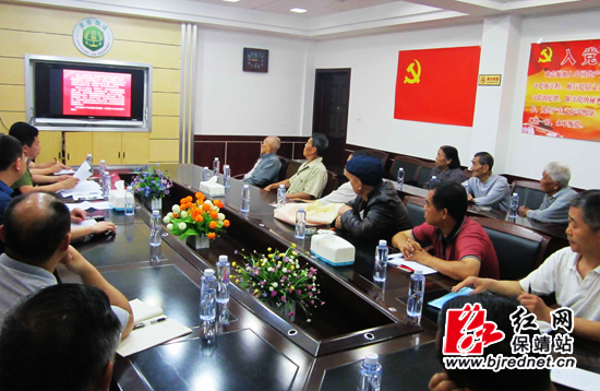 县良种繁殖场党支部关于党的群众路线教育实践活动集中学习会场 易果 摄