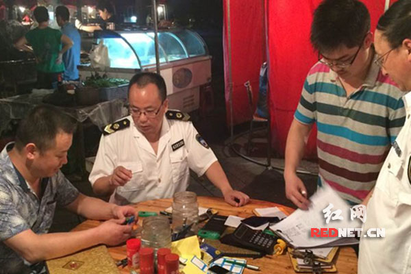 泸溪集中整治夜宵摊点