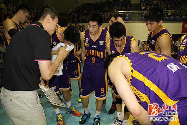 中国辽宁衡业飞豹队主教练郭士强在给队员们