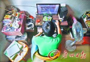 阿辉在家中玩网络游戏。记者苏俊杰