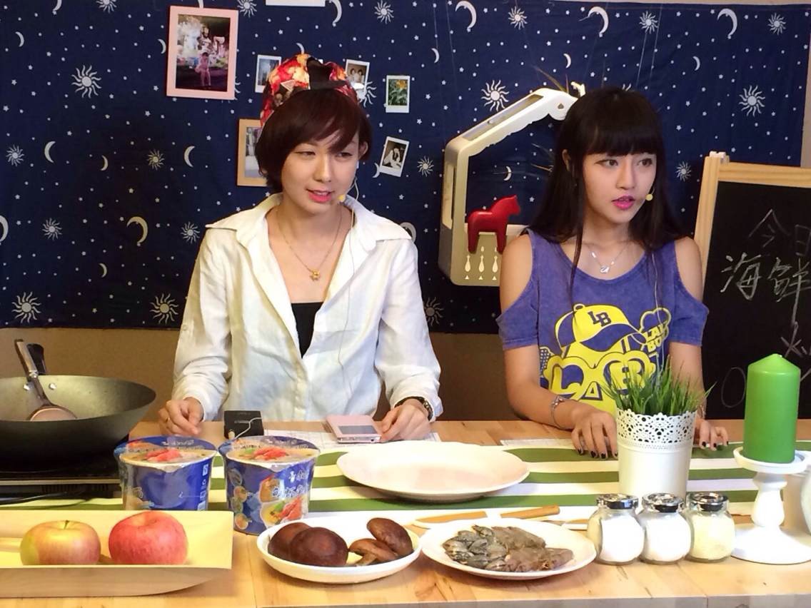 美女主持介绍海鲜杯面的做法