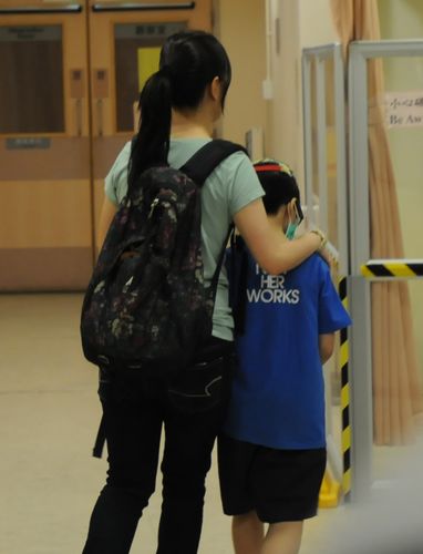 香港失常母亲砍死女儿9岁儿子一席话办案人落泪