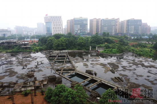 6月5日，湘府文化公园，园内工地可见半成品的混凝土建筑，钢筋锈迹斑斑。图/记者陈勇