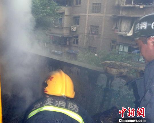 消防官兵正在处置,附近楼房窗户受损。 钟欣摄
