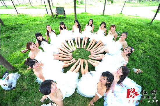 湖南城市学院女生不一样的毕业照:把最美的自