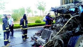 济南两货车追尾一车漏油起火致两人身亡(图)