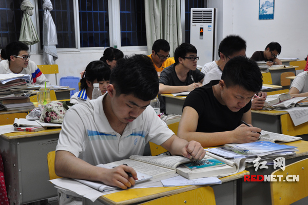 同学们或悠闲地浏览考试试卷，或整理考试用具和学习资料。