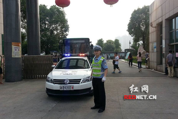考试车辆交警牵引护送
