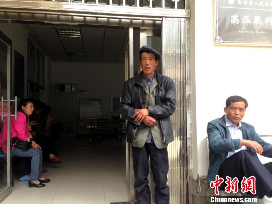 中毒较重者许长良的父亲和叔叔右在高压氧舱外焦急等候。 胡友军 摄