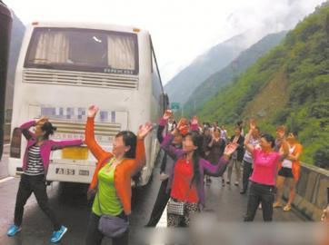 五位大妈在高速路上跳广场舞。图据网络