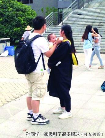 女生大四产女带宝宝拍毕业照 称找工作更有优势