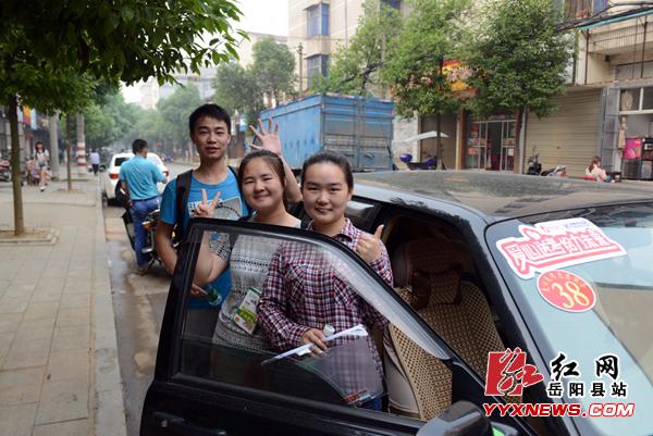 2014年高考正式开始 岳阳县流动的绿丝带