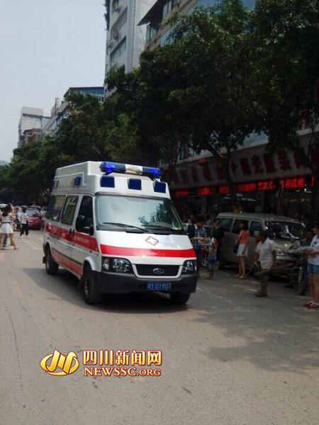救护车送该名考生重返考场