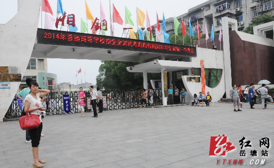 高考陪考“遇冷” 全程等候家长寥寥无几