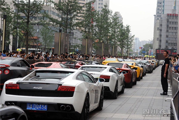 Chengdu street photography of luxury cars_Chengdu luxury car photography_Chengdu street photography
