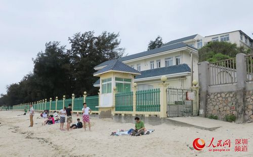 深圳市国税局金水湾度假村沙滩被围上栅栏。（史维摄）
