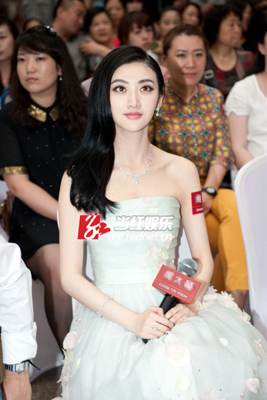 景甜身着抹胸薄纱裙