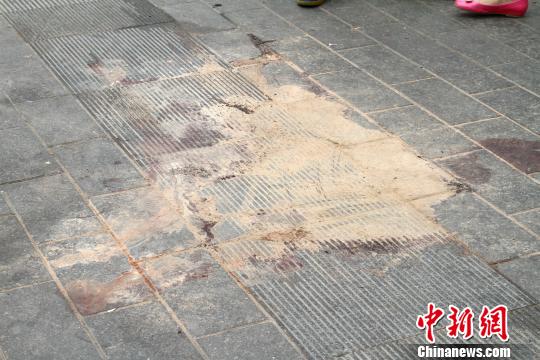 图为火车站广场案发地的血迹，已被沙土掩盖。　记者张远摄