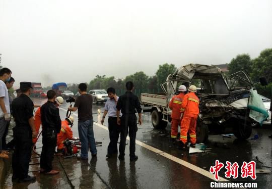 贵州遵赤公路发生货车追尾故事 致2死1伤