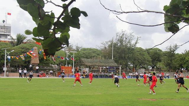 越南菲律宾军人在南沙中国岛屿上踢足球联欢(组图)