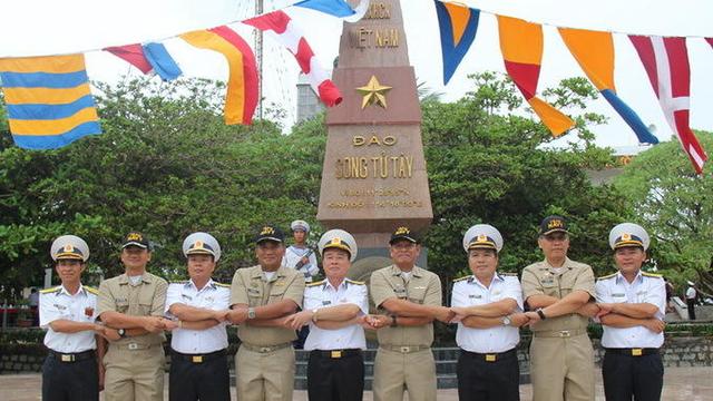 越南菲律宾军人在南沙中国岛屿上踢足球联欢(组图)