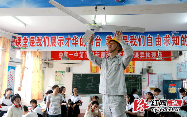 高考前,保电服务队在检查娄底一中考点的供电设备。