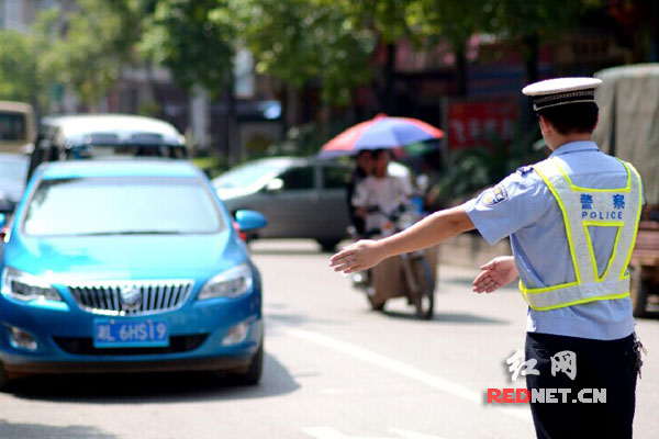 交警在考点附近维护道路交通秩序
