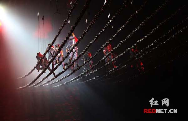 剧中“飞夺泸定桥”演出环节，是国内目前最震撼的舞台机械调度装置和最高难度的集体威亚表演。