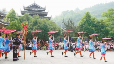 通道皇都文化村排舞爱好者表演侗族风格舞蹈