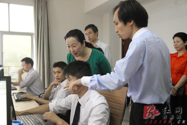 湘西州州长郭建群为吉首地区大学生创业排忧解