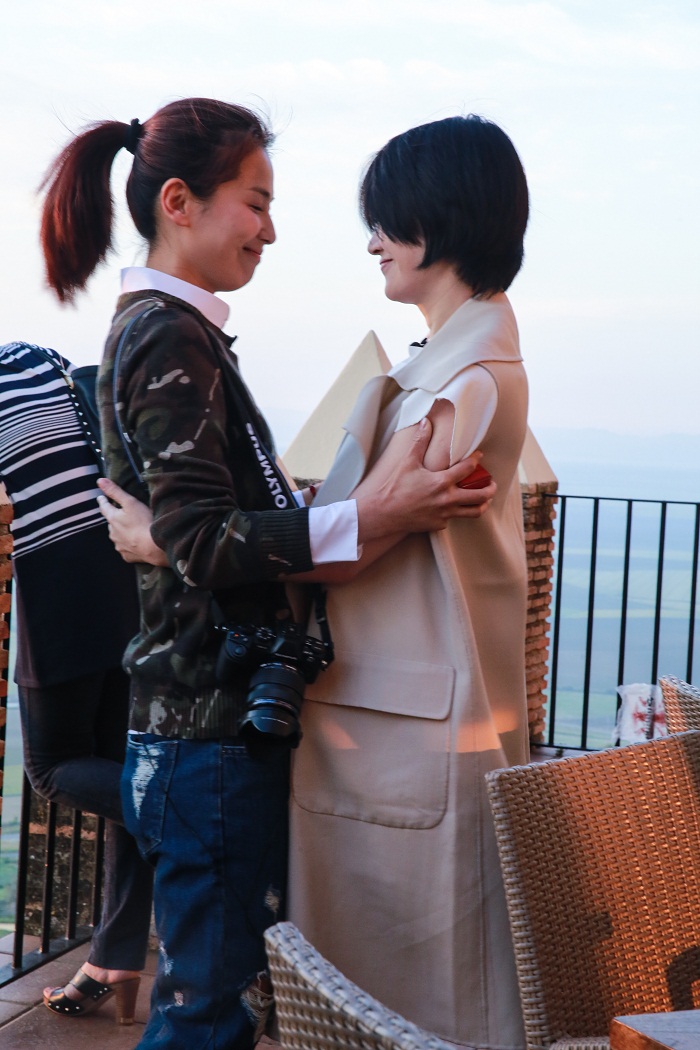 许晴、刘涛拥抱告别