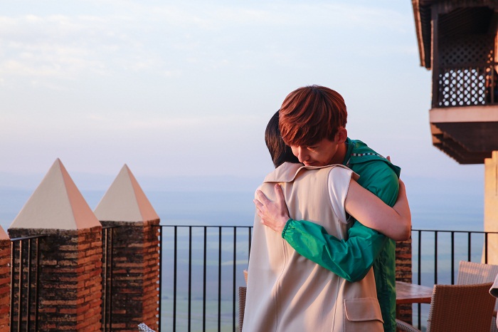 许晴、张翰拥抱