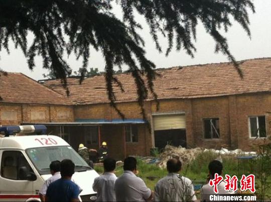 爆炸现场。　朱志庚摄