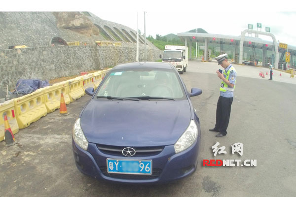 民警对无证驾驶车辆进行检查