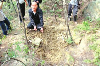 盗窃嫌疑人指认现场。