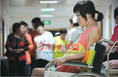 与其他产妇的喜悦不同,吕娜被病痛折磨得罕有笑容。本报记者李泊静摄