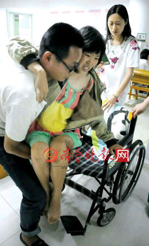 与其他产妇的喜悦不同,吕娜被病痛折磨得罕有笑容。本报记者李泊静摄