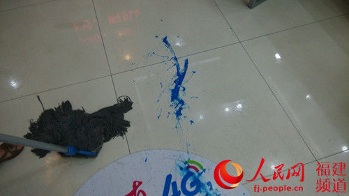 地上洒落的油漆