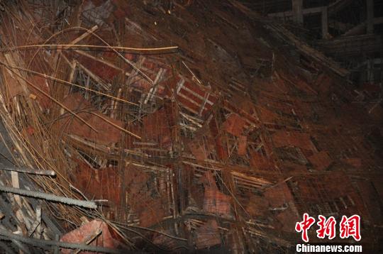 垮塌现场布满了脚手架钟欣摄